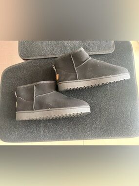 NWOT Black Winter Boots Slip On Cozy Lined Grip Sole EU 43 US 10